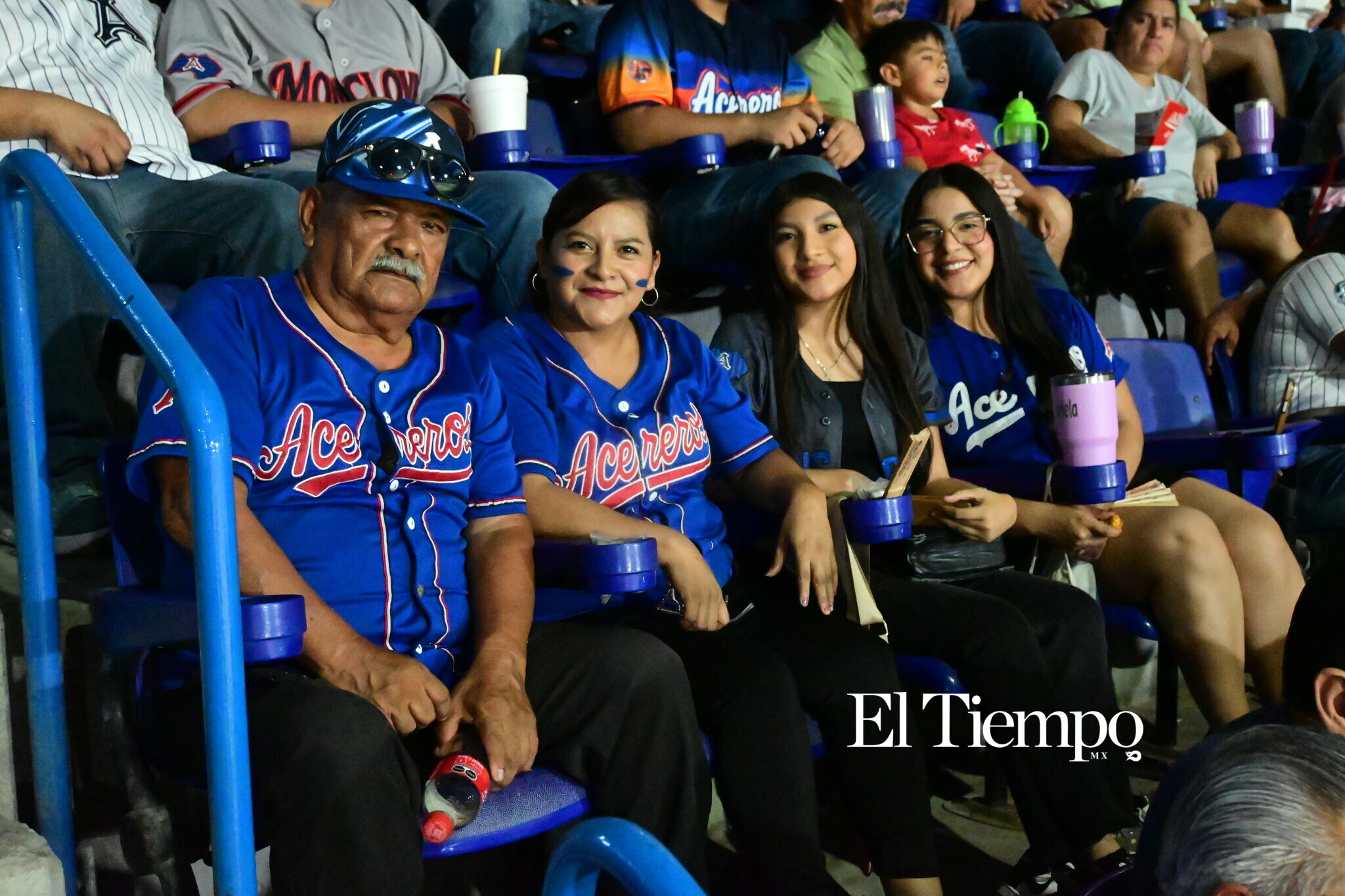 Familias llenan el estadio para apoyar a los Acereros