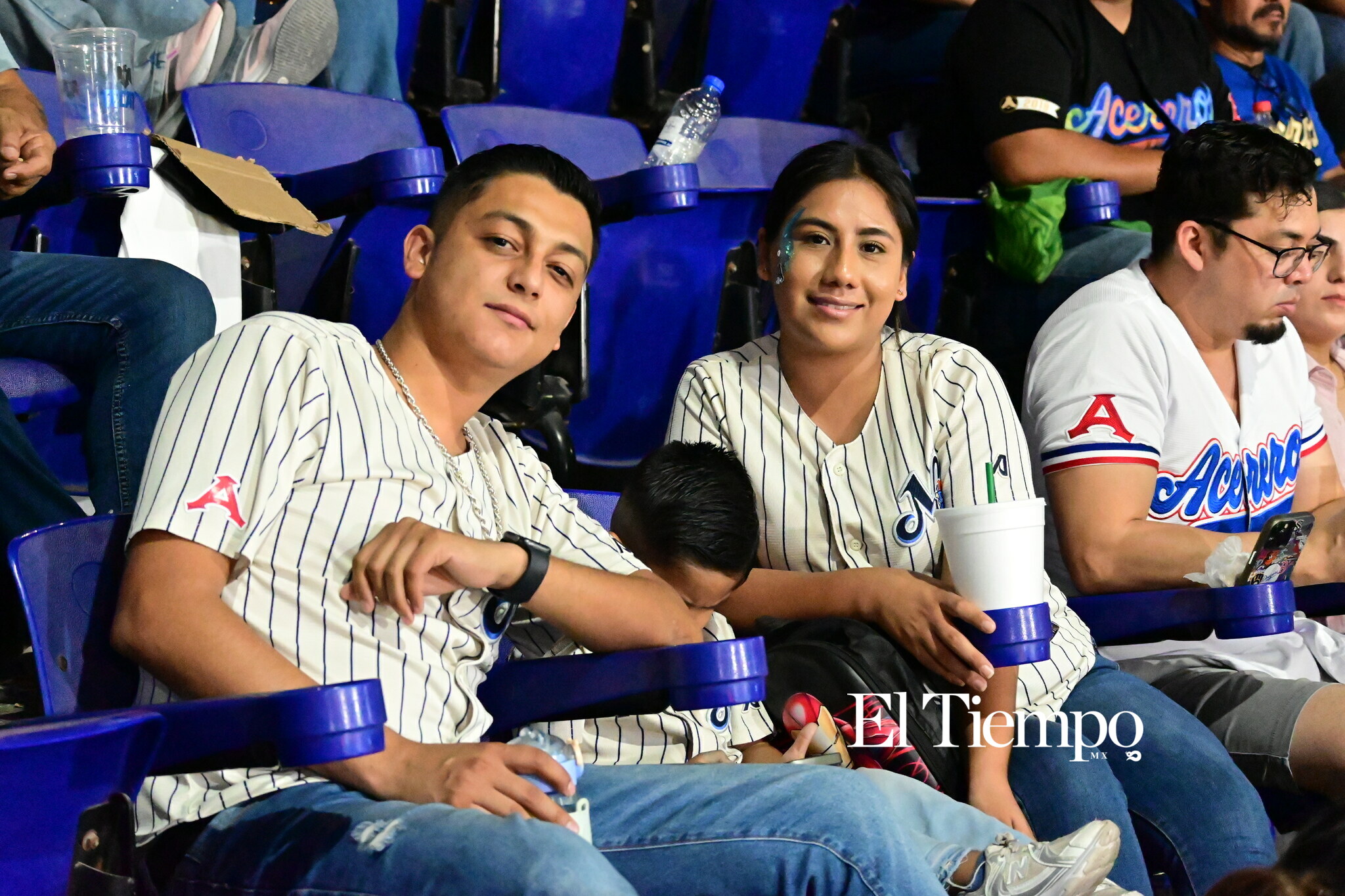 Familias llenan el estadio para apoyar a los Acereros
