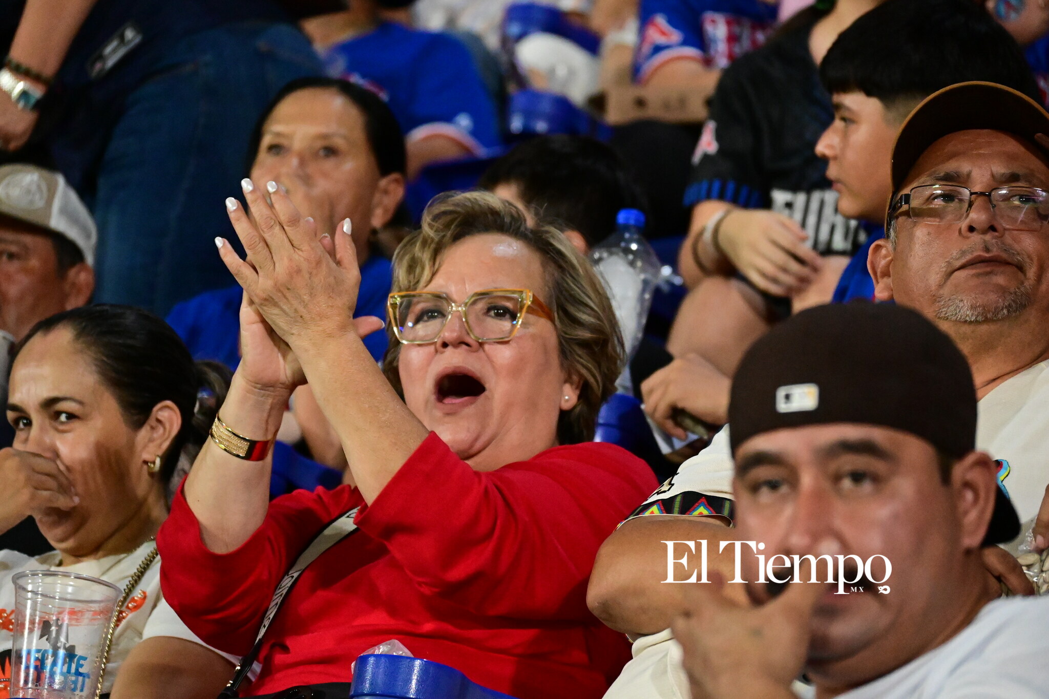 Familias llenan el estadio para apoyar a los Acereros