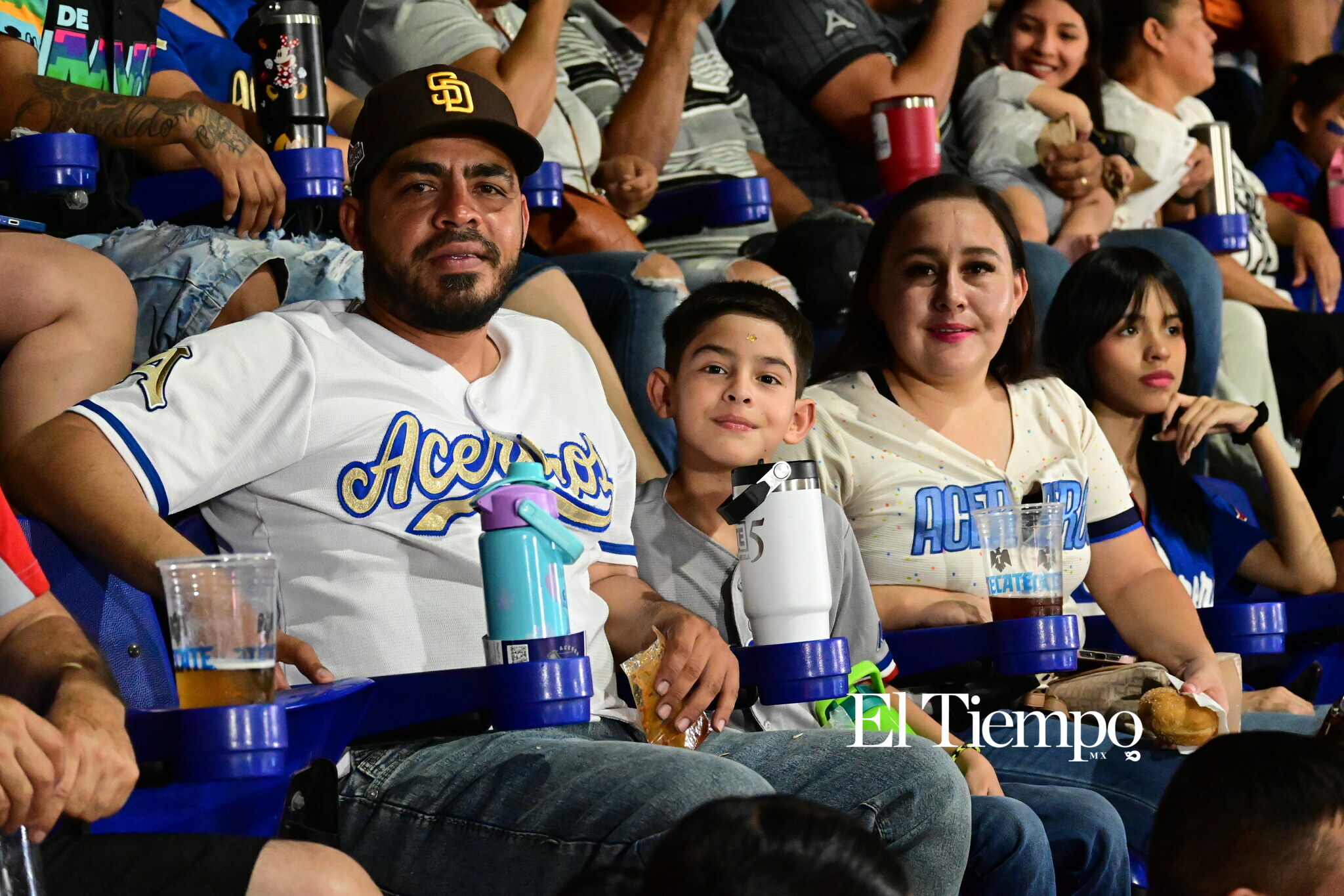 Familias llenan el estadio para apoyar a los Acereros
