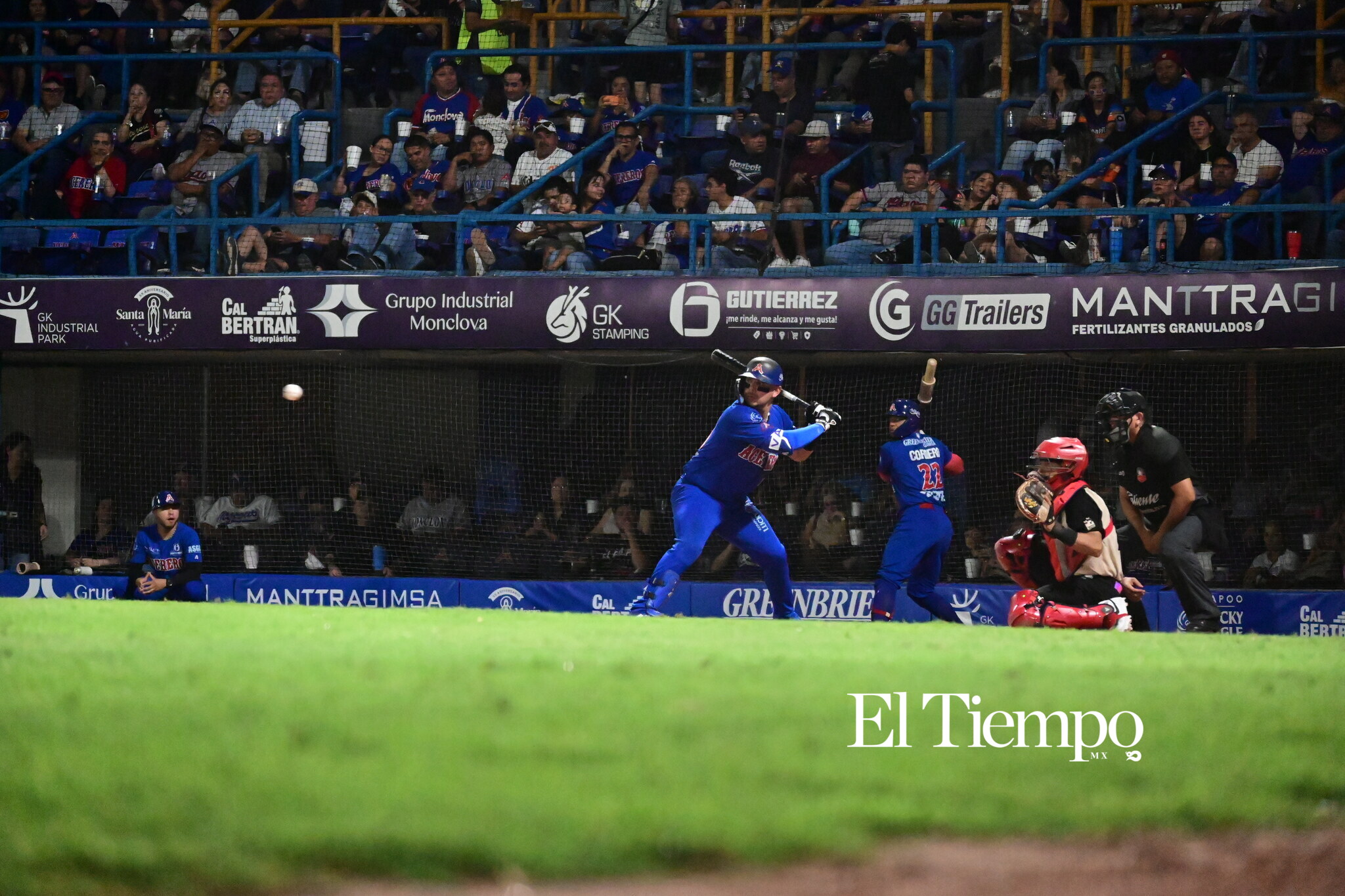 Familias llenan el estadio para apoyar a los Acereros