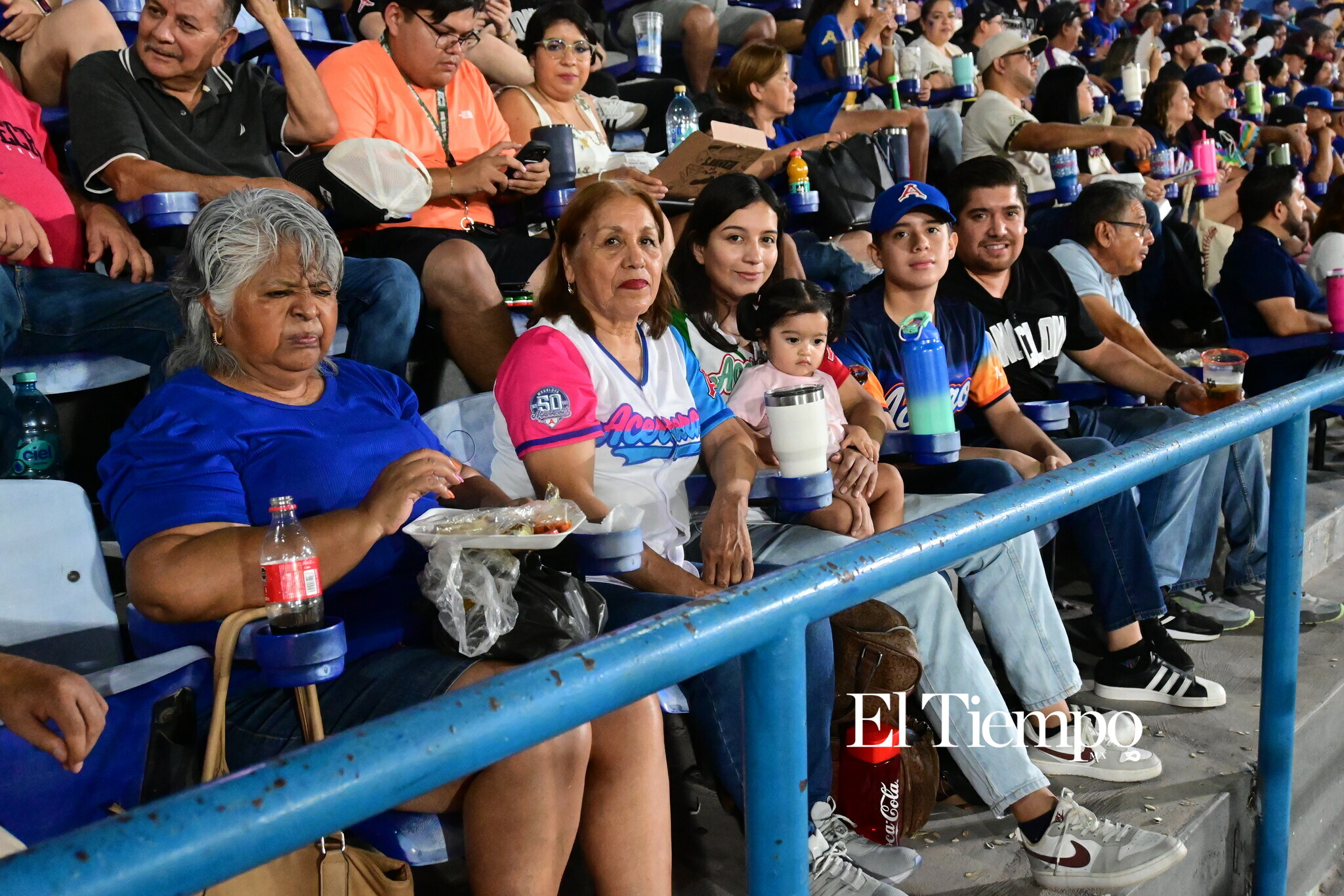 Familias llenan el estadio para apoyar a los Acereros
