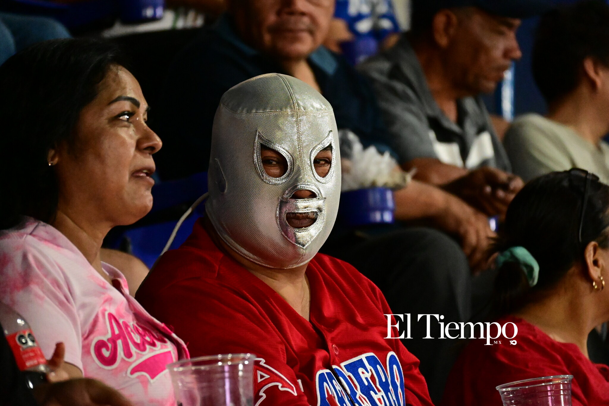Familias llenan el estadio para apoyar a los Acereros