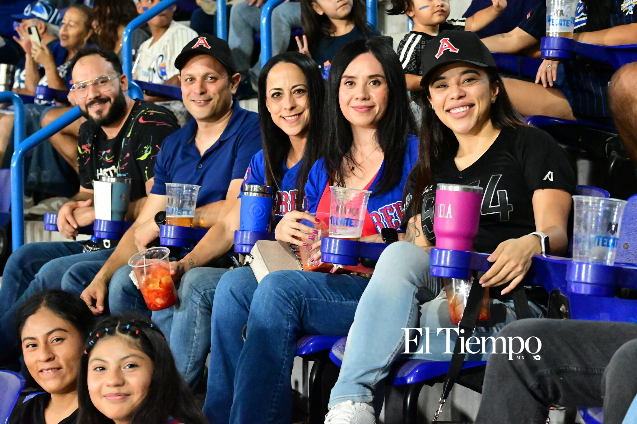 Familias llenan el estadio para apoyar a los Acereros