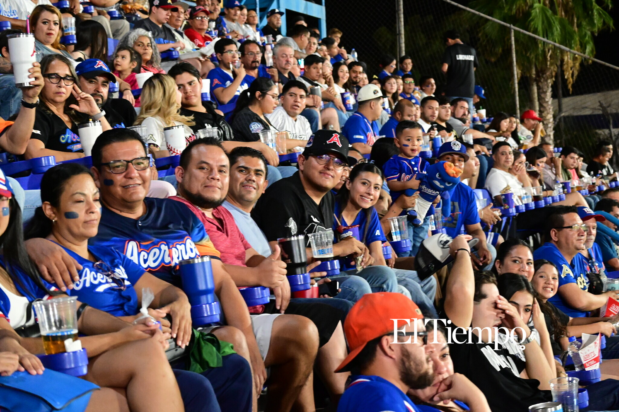 Familias llenan el estadio para apoyar a los Acereros