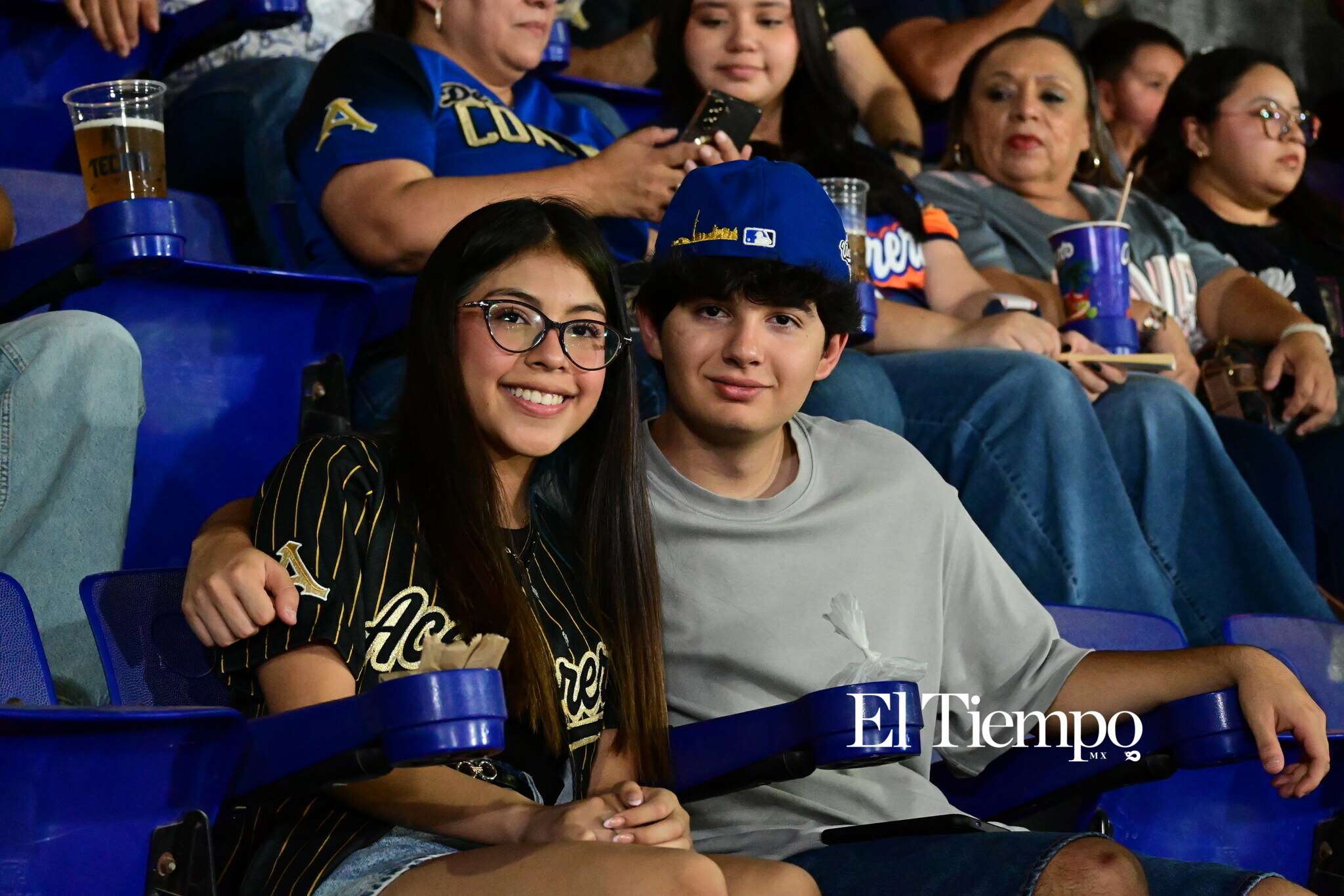 Familias llenan el estadio para apoyar a los Acereros