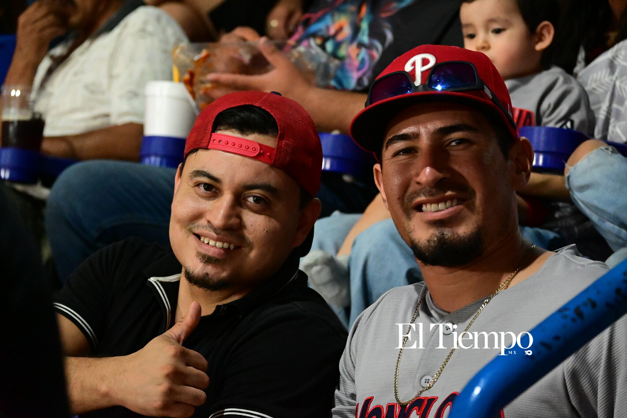 Familias llenan el estadio para apoyar a los Acereros