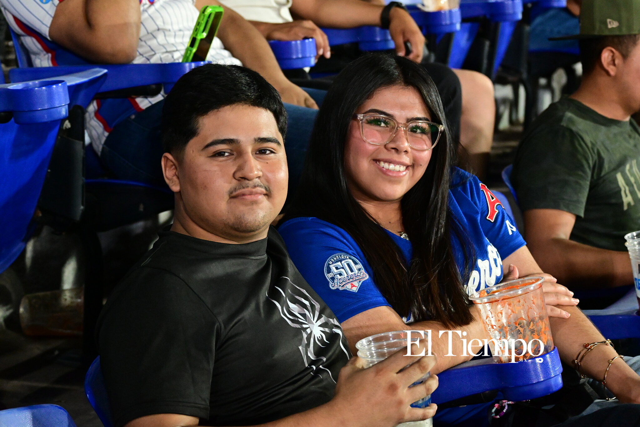 Familias llenan el estadio para apoyar a los Acereros