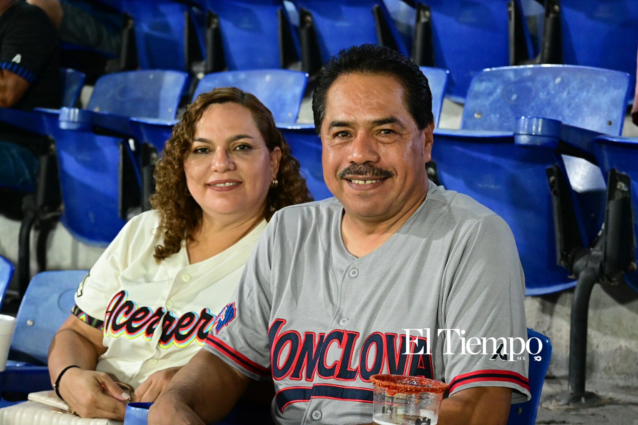 Familias llenan el estadio para apoyar a los Acereros