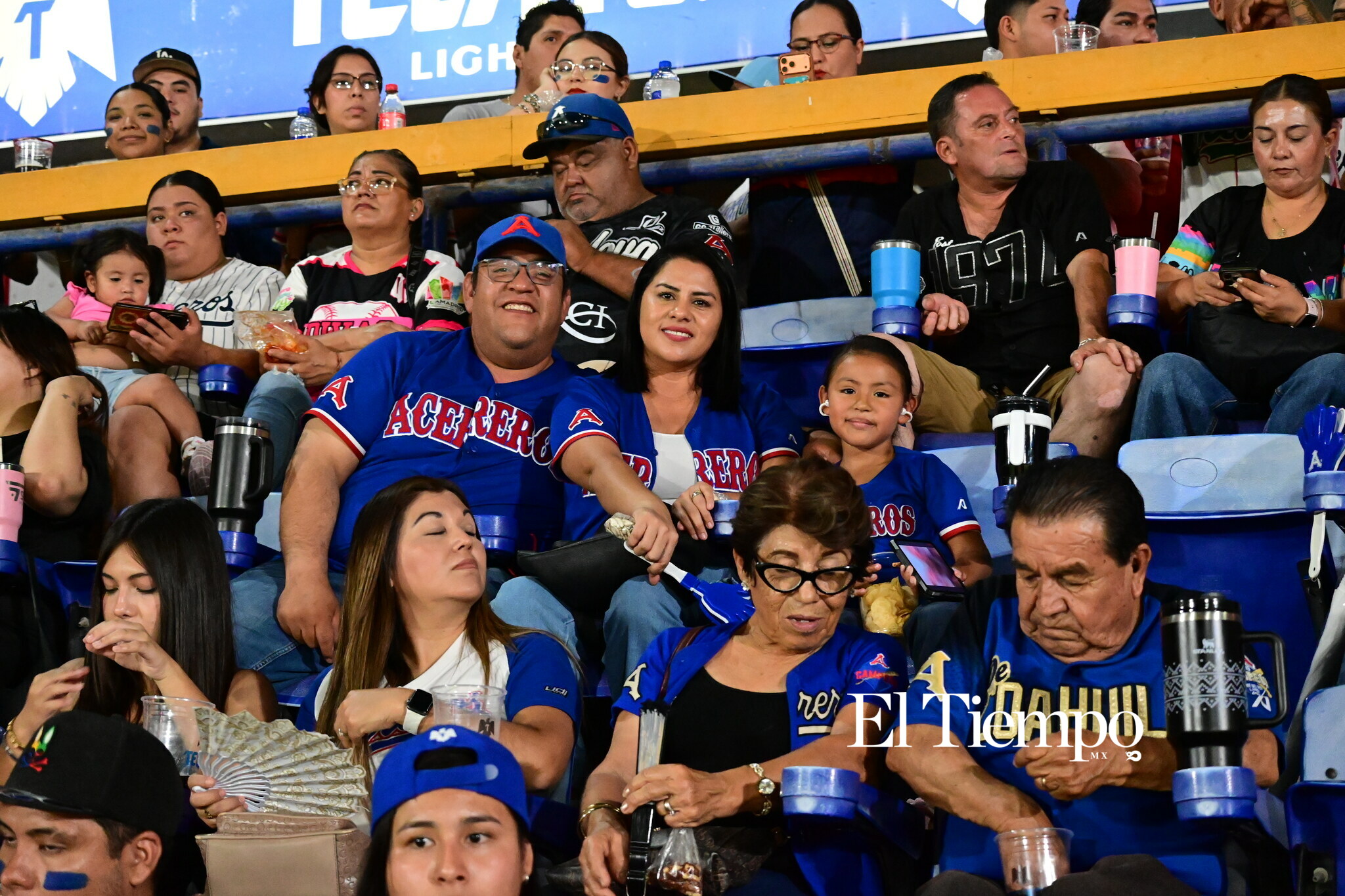 Familias llenan el estadio para apoyar a los Acereros
