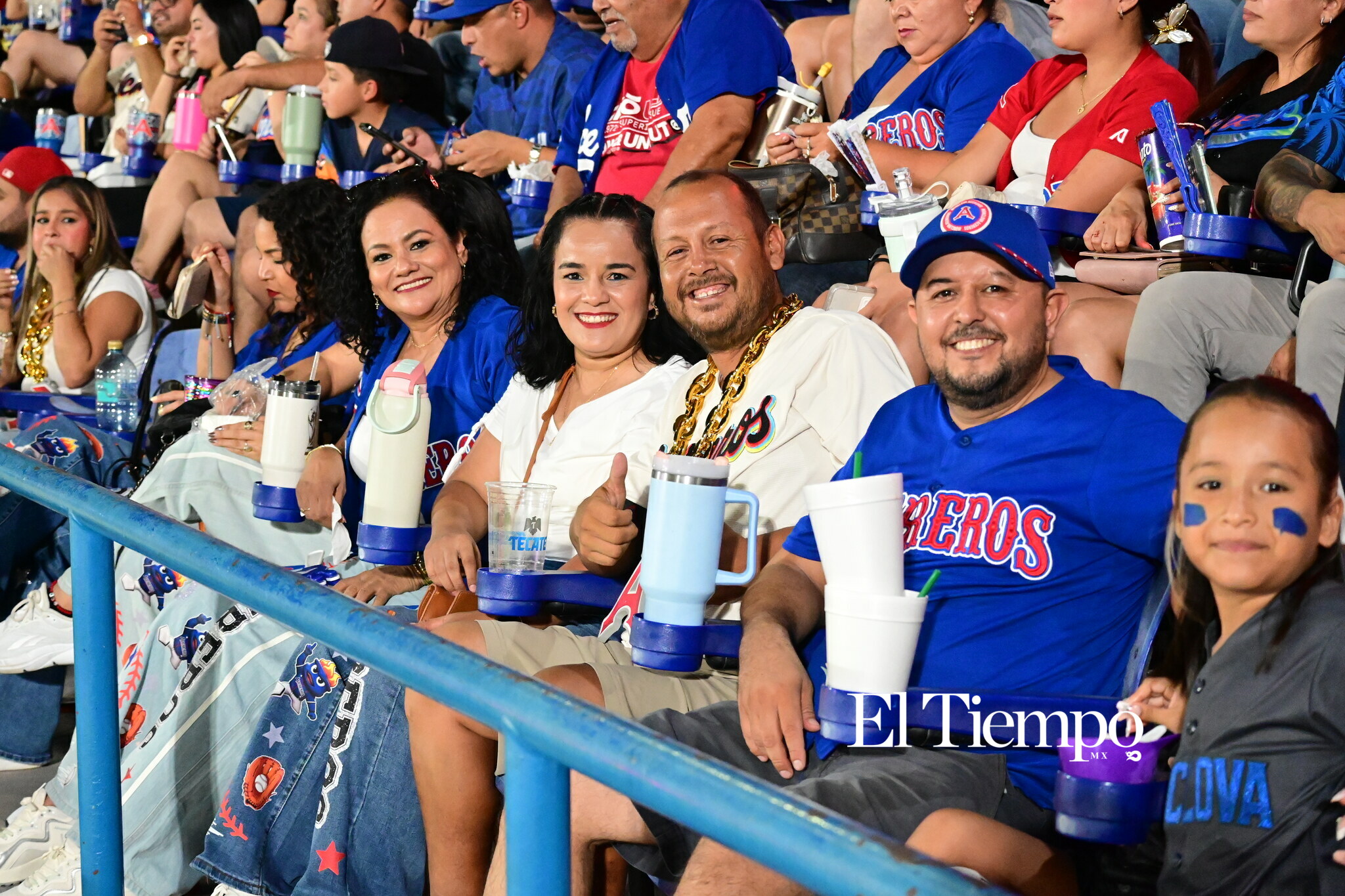 Familias llenan el estadio para apoyar a los Acereros