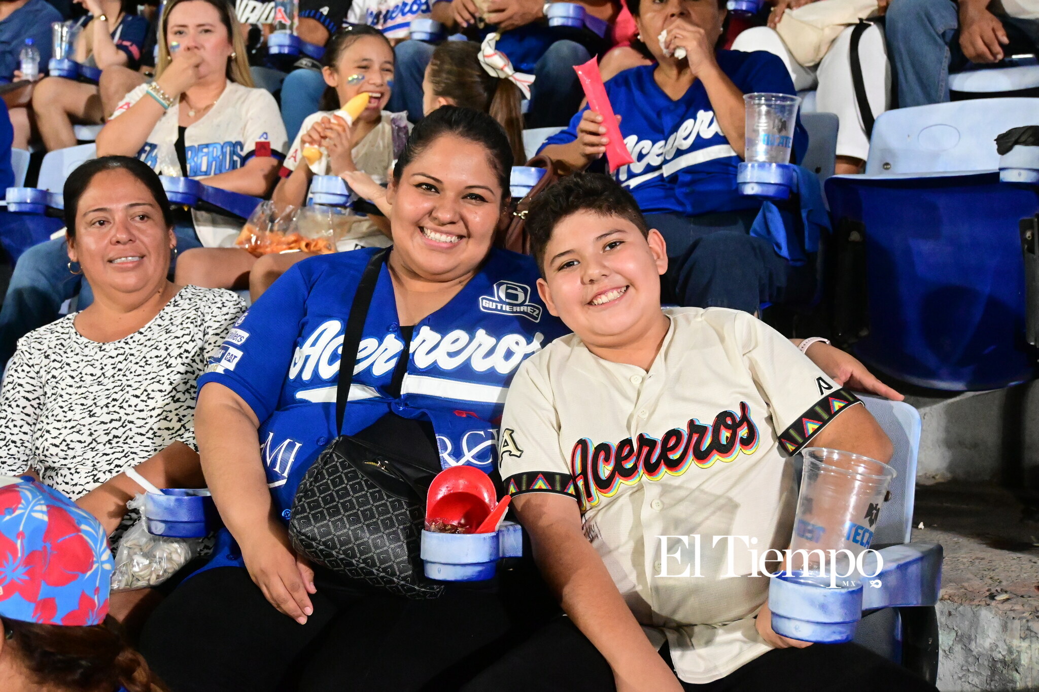 Familias llenan el estadio para apoyar a los Acereros