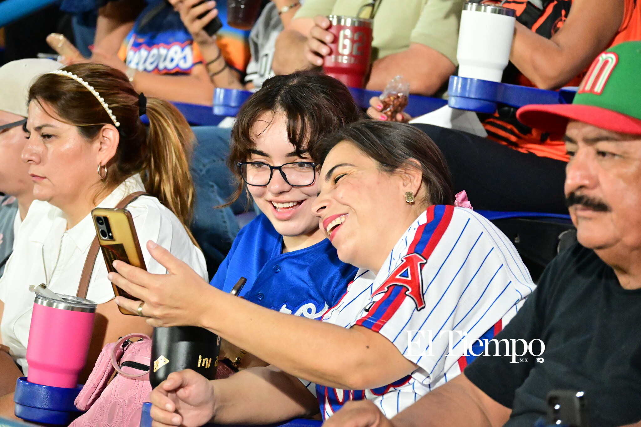 Familias llenan el estadio para apoyar a los Acereros