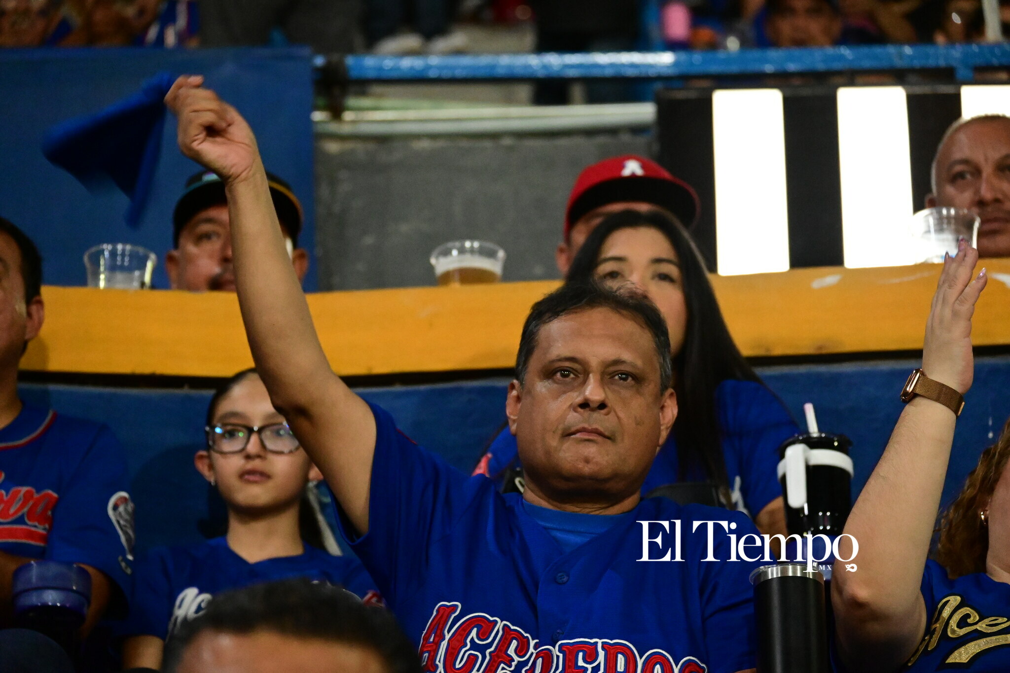 Familias llenan el estadio para apoyar a los Acereros