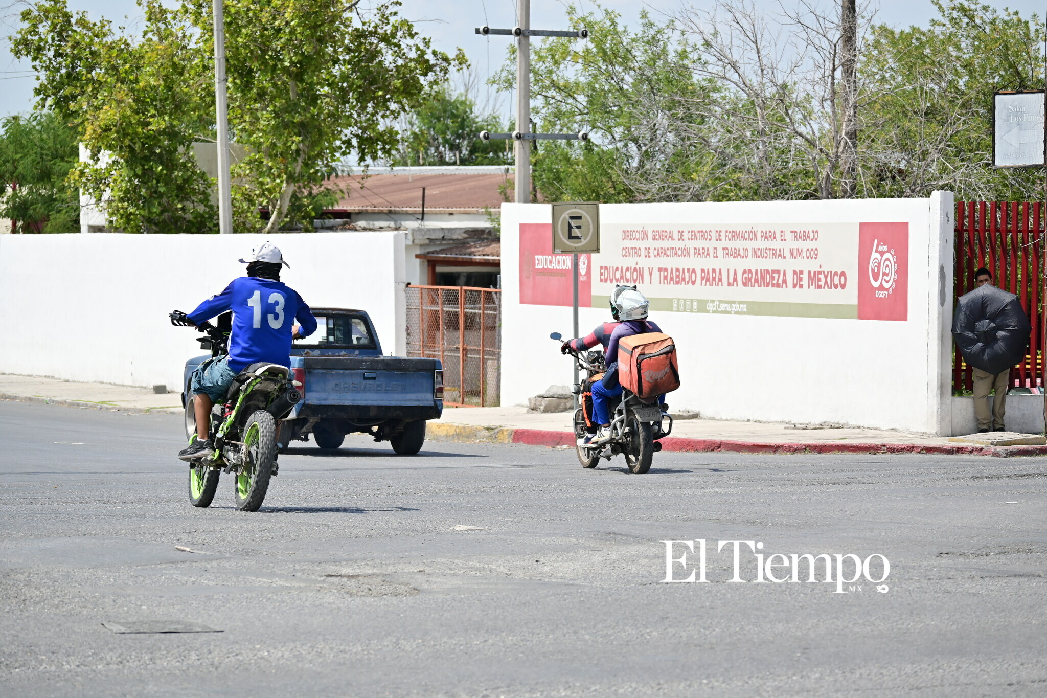 Motociclistas atraviesan una de las vialidades de la ciudad durante la jornada cotidiana.