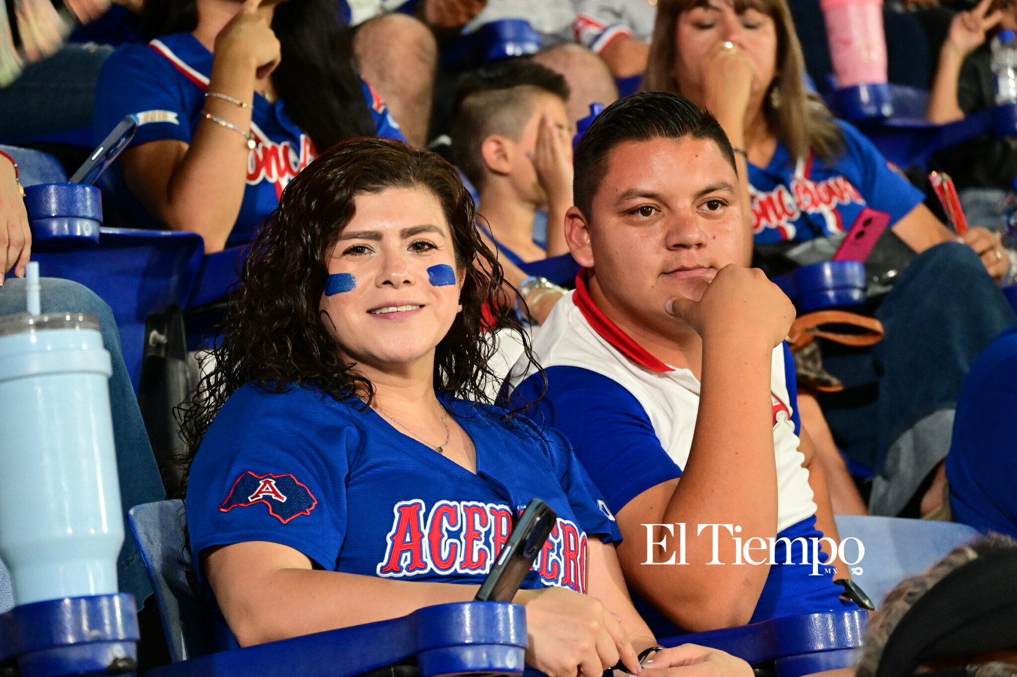 Familias llenan el estadio para apoyar a los Acereros