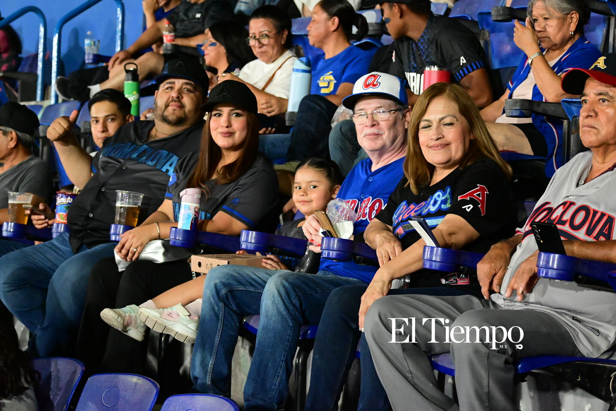 Familias llenan el estadio para apoyar a los Acereros