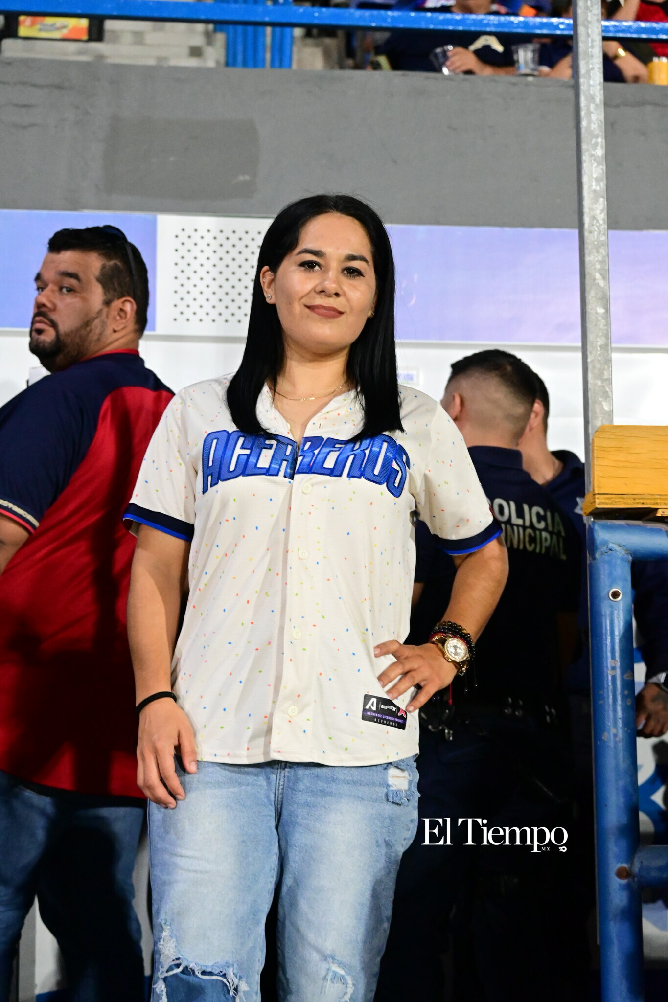 Familias llenan el estadio para apoyar a los Acereros