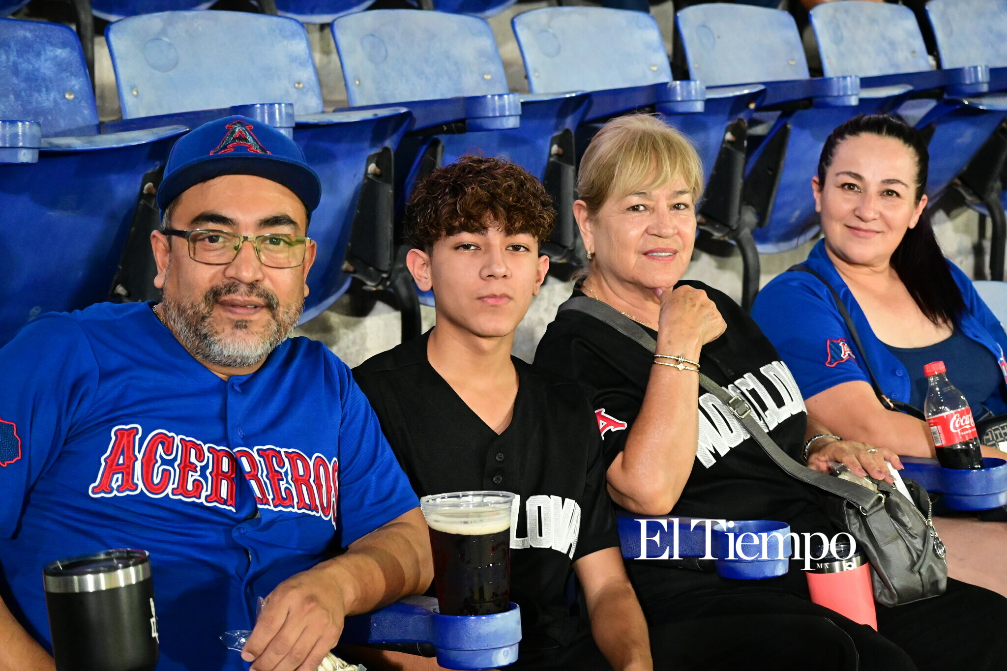 Familias llenan el estadio para apoyar a los Acereros