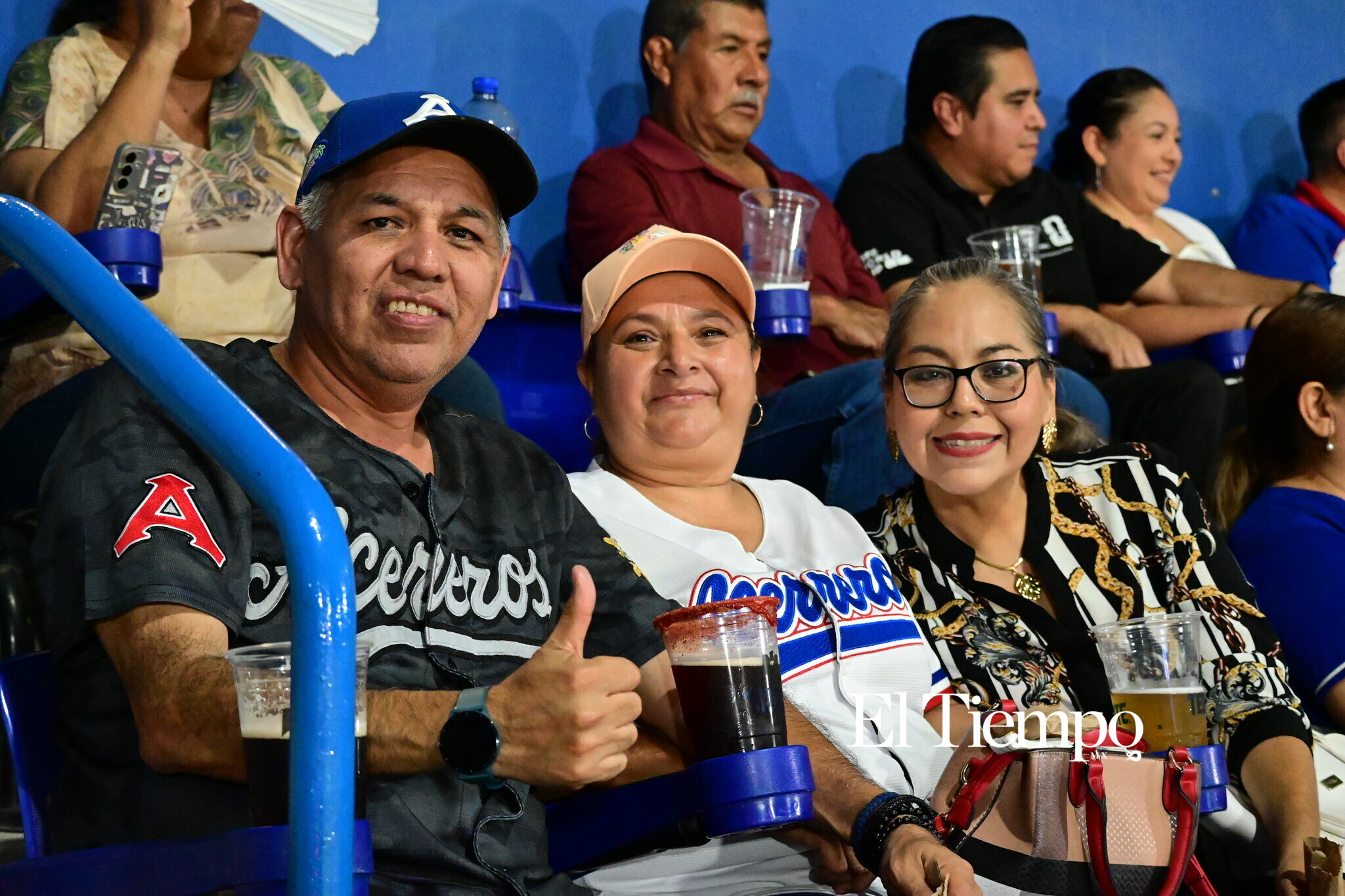Familias llenan el estadio para apoyar a los Acereros