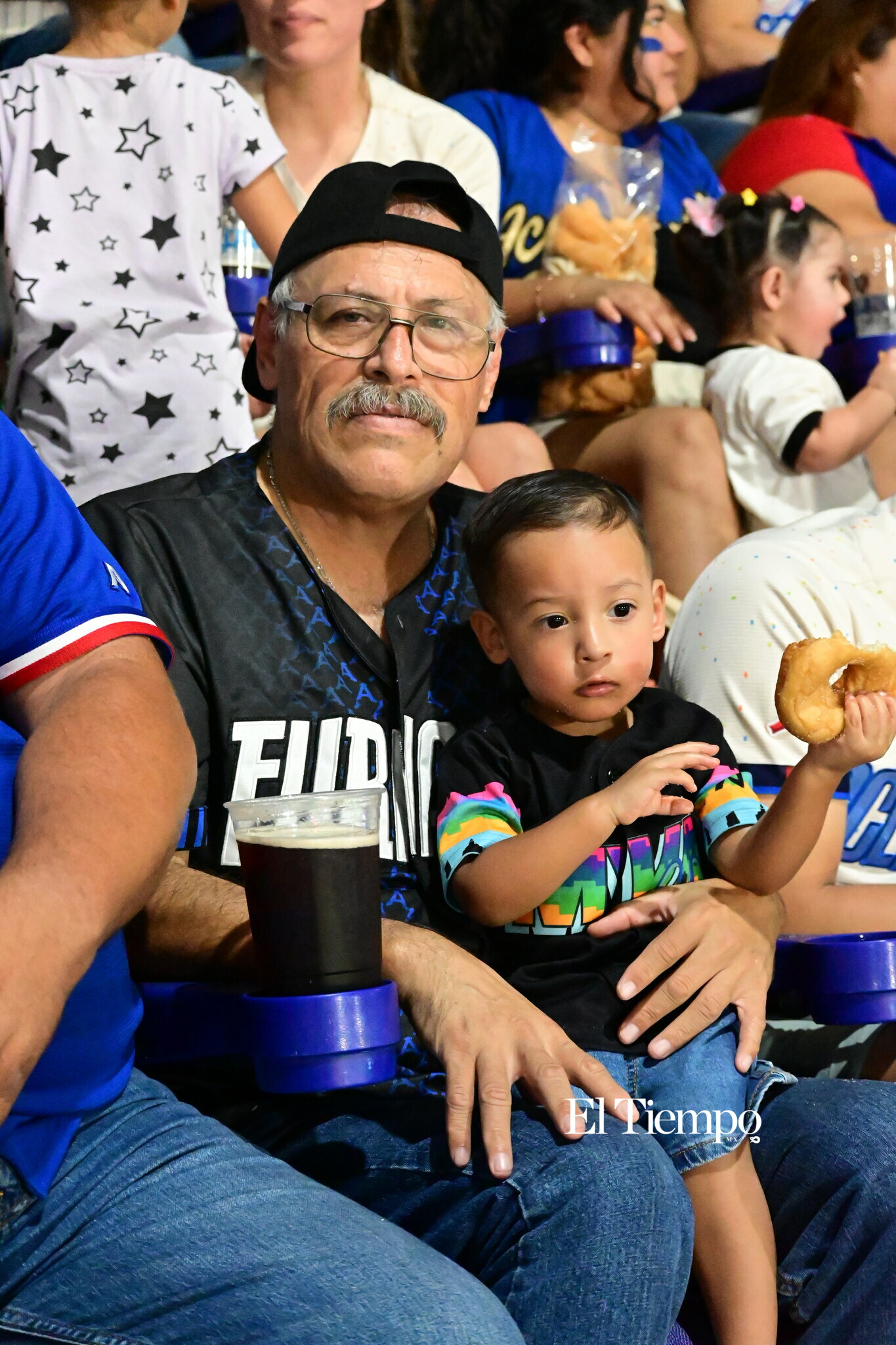 Familias llenan el estadio para apoyar a los Acereros