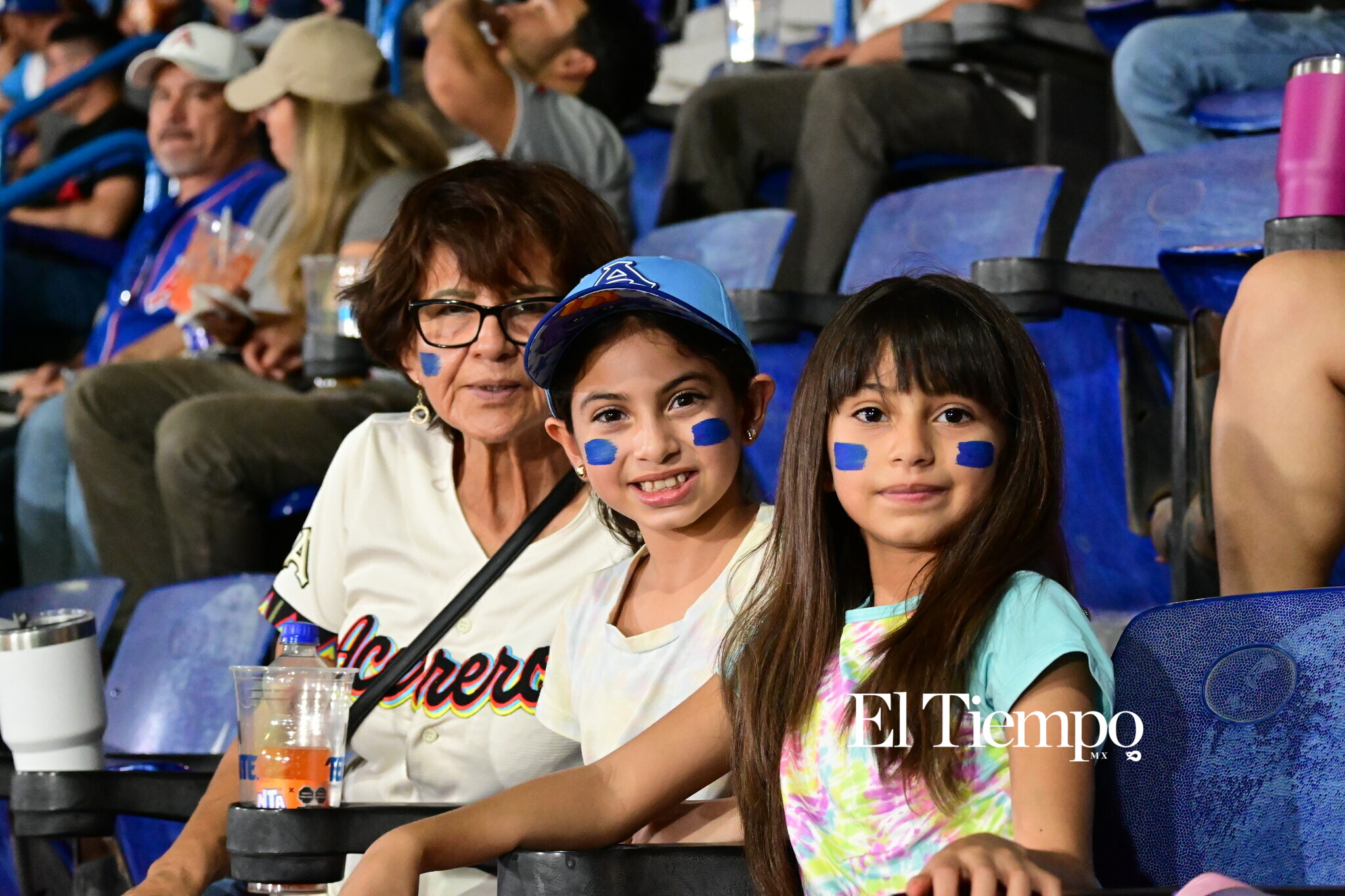 Familias llenan el estadio para apoyar a los Acereros