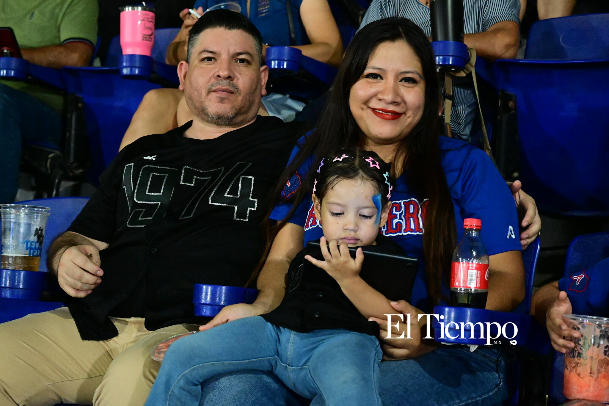 Familias llenan el estadio para apoyar a los Acereros