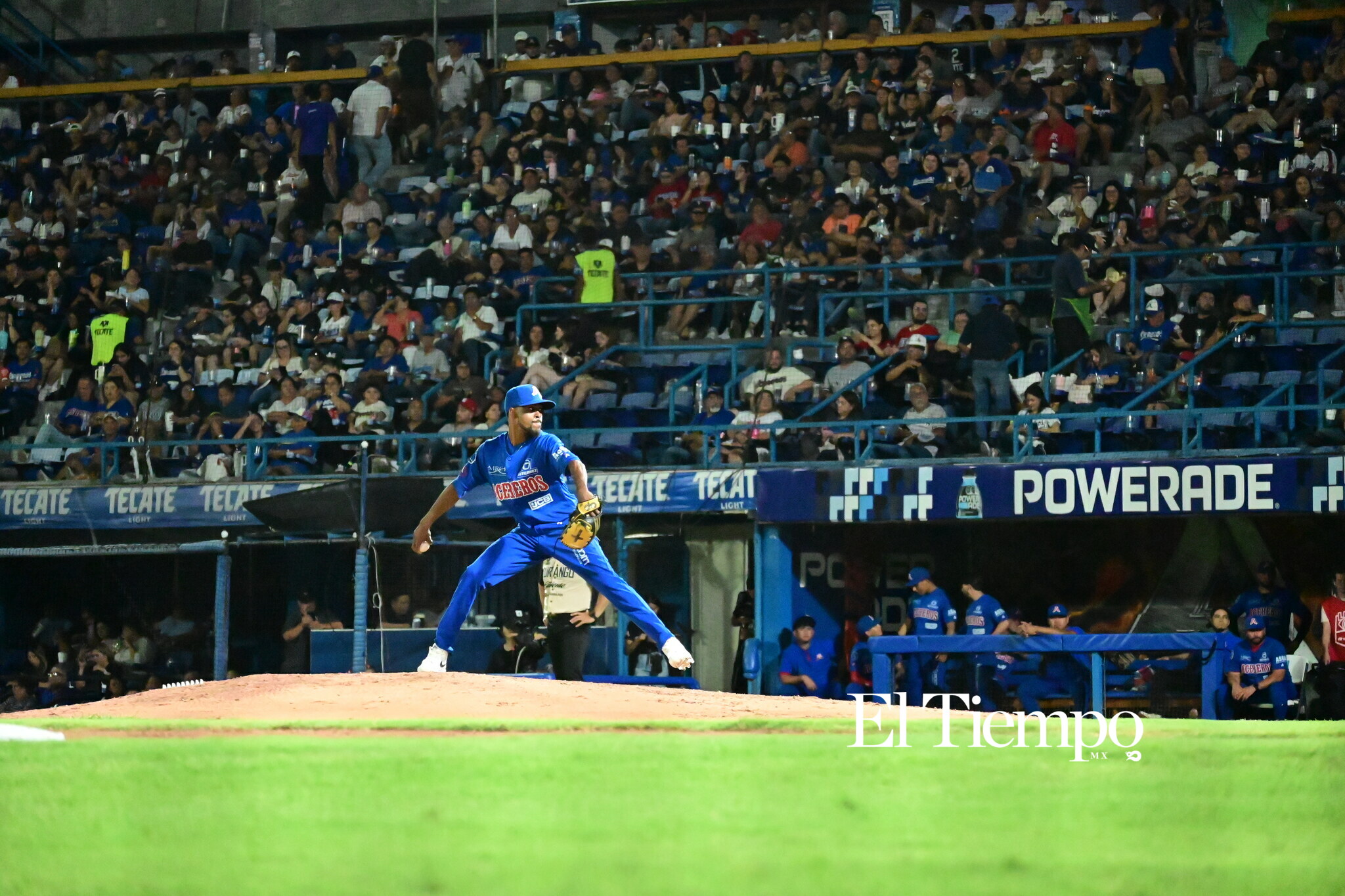Familias llenan el estadio para apoyar a los Acereros