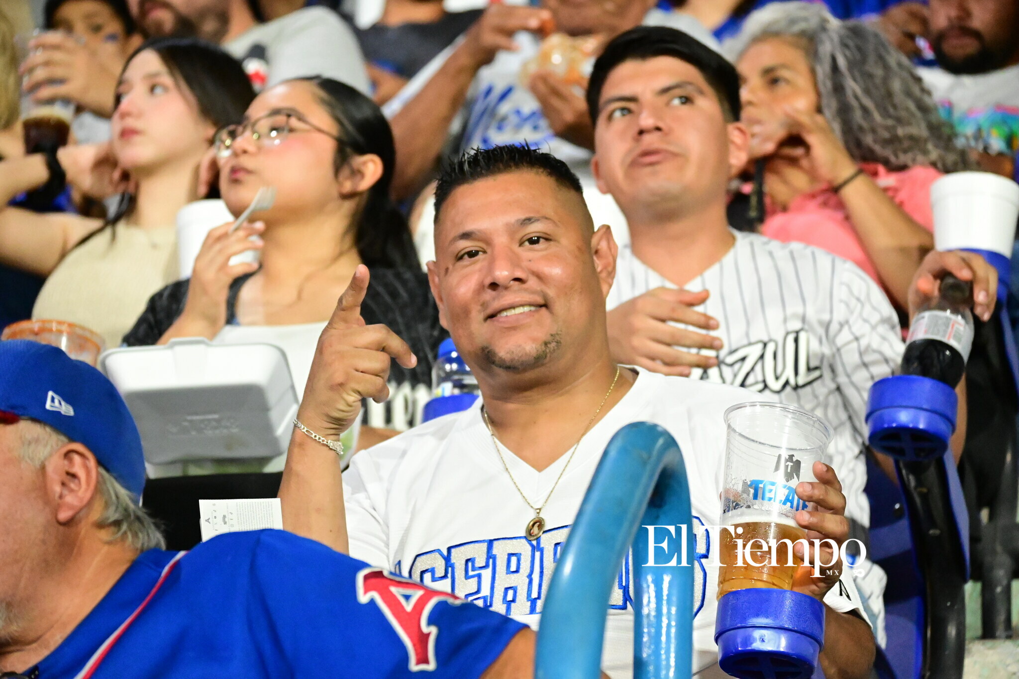 Familias llenan el estadio para apoyar a los Acereros