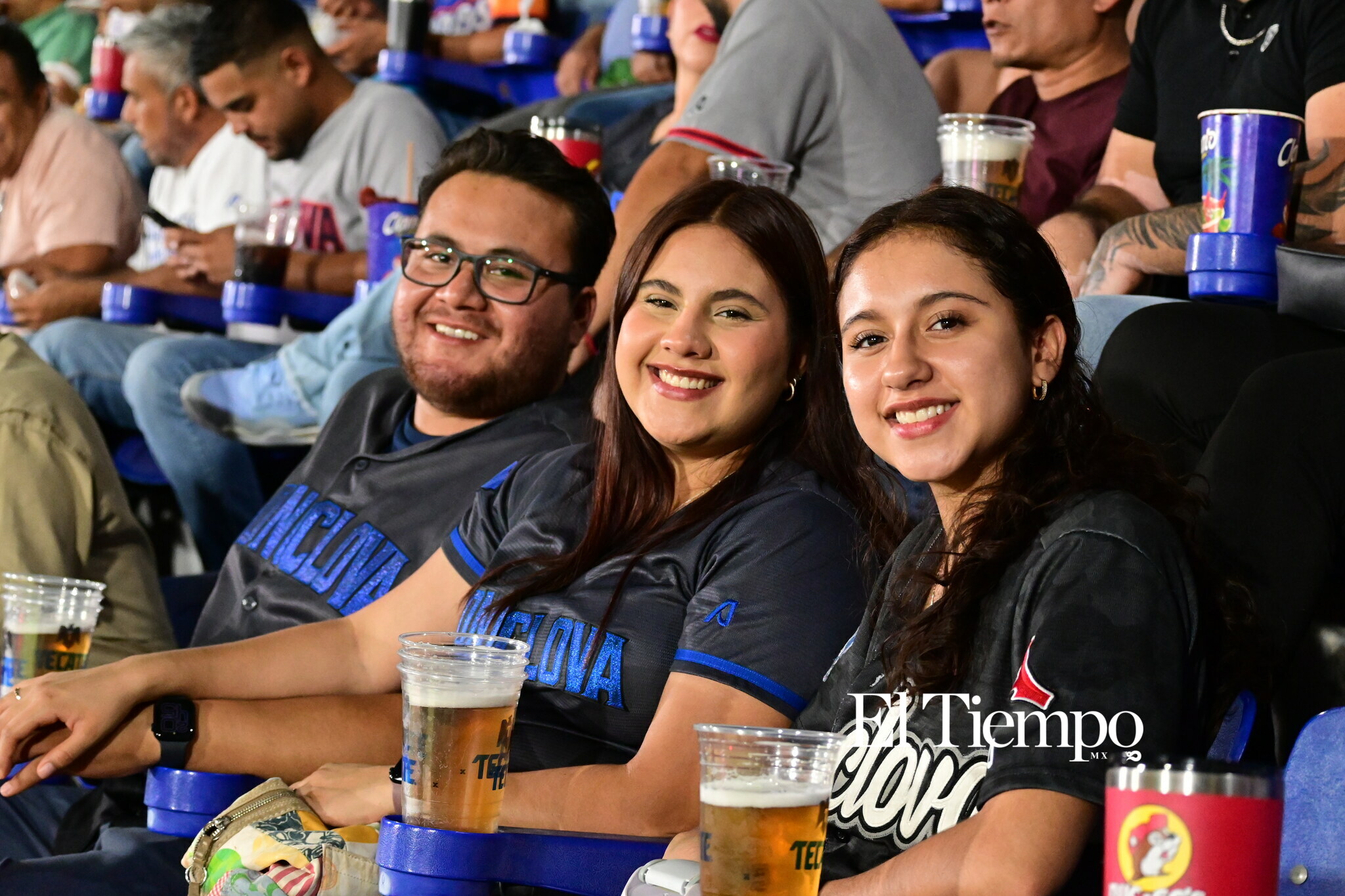 Familias llenan el estadio para apoyar a los Acereros