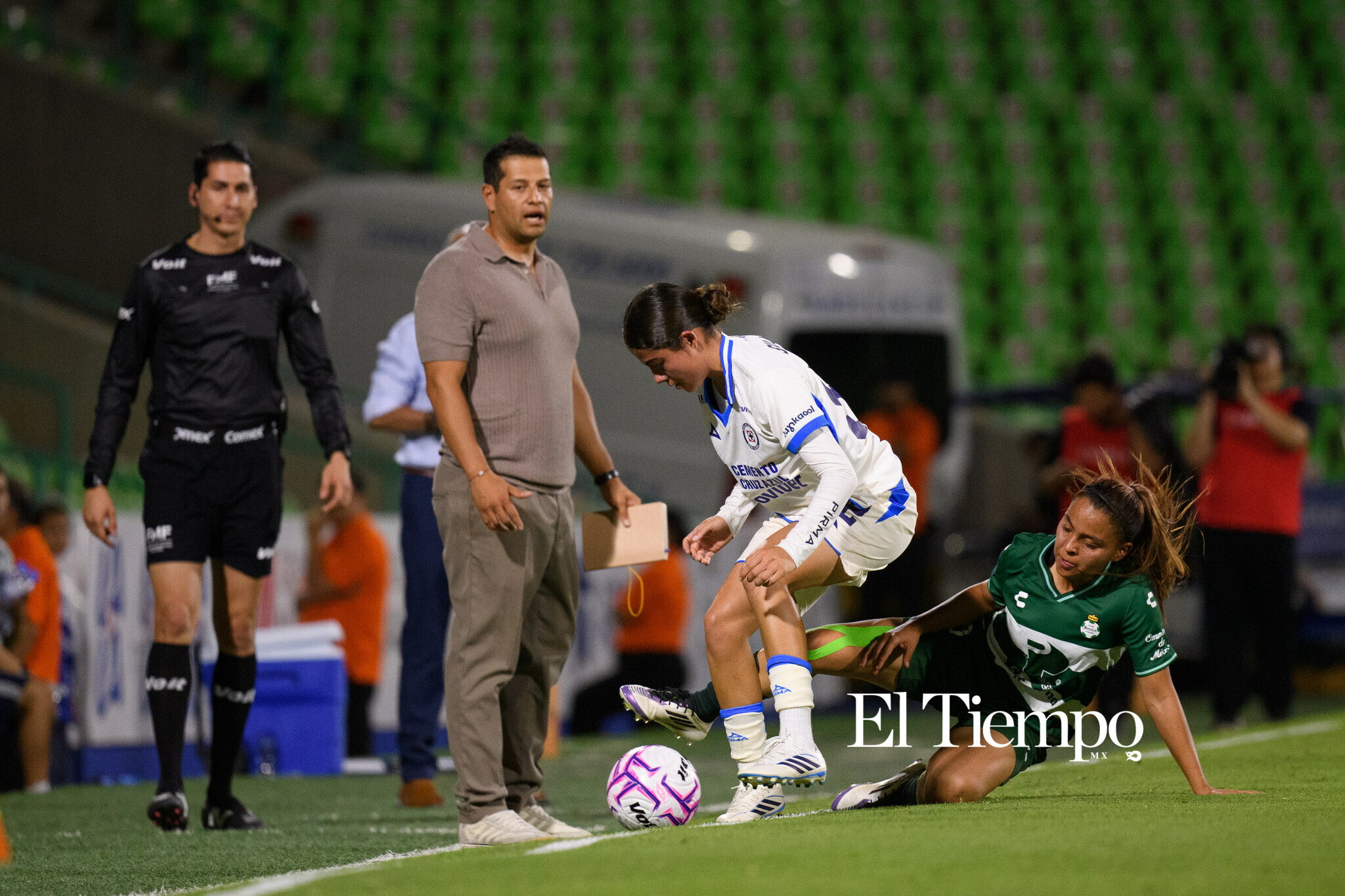 Santos Laguna vs Cruz Azul | Liga MX Femenil — Jornada 8

#LigaMXFemenil #Jornada8 #SantosFemenil #SantosLaguna #CruzAzulFemenil #CruzAzul #FutbolFemenil #FutbolFemenino #Soccer #Jugadoras #NikonMX #Torreon #FutbolMexicano #FotografiaDeportiva #WomenInSoccer