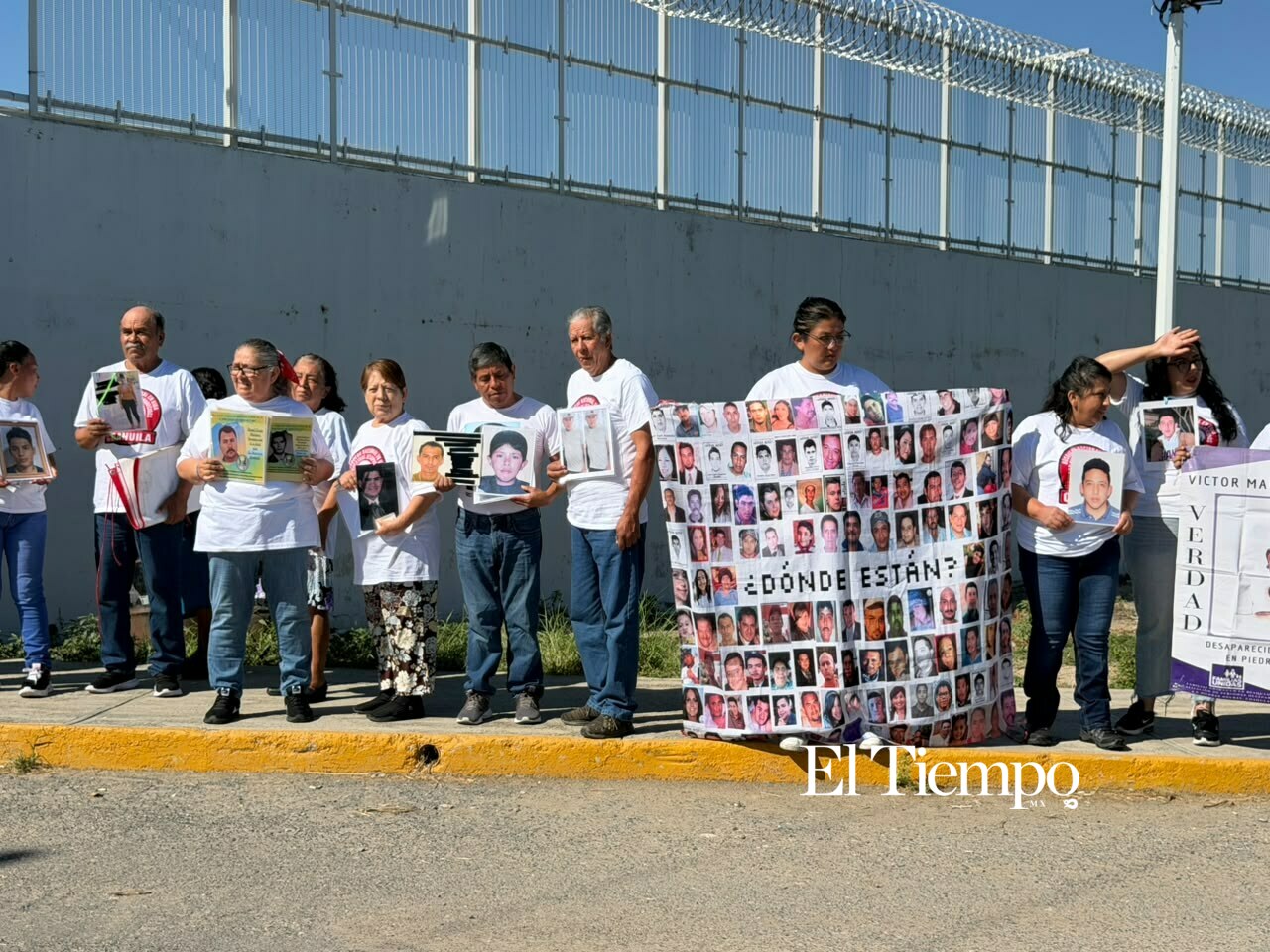 Familias buscan pistas de desaparecidos al ingresar al CERESO de Monclova