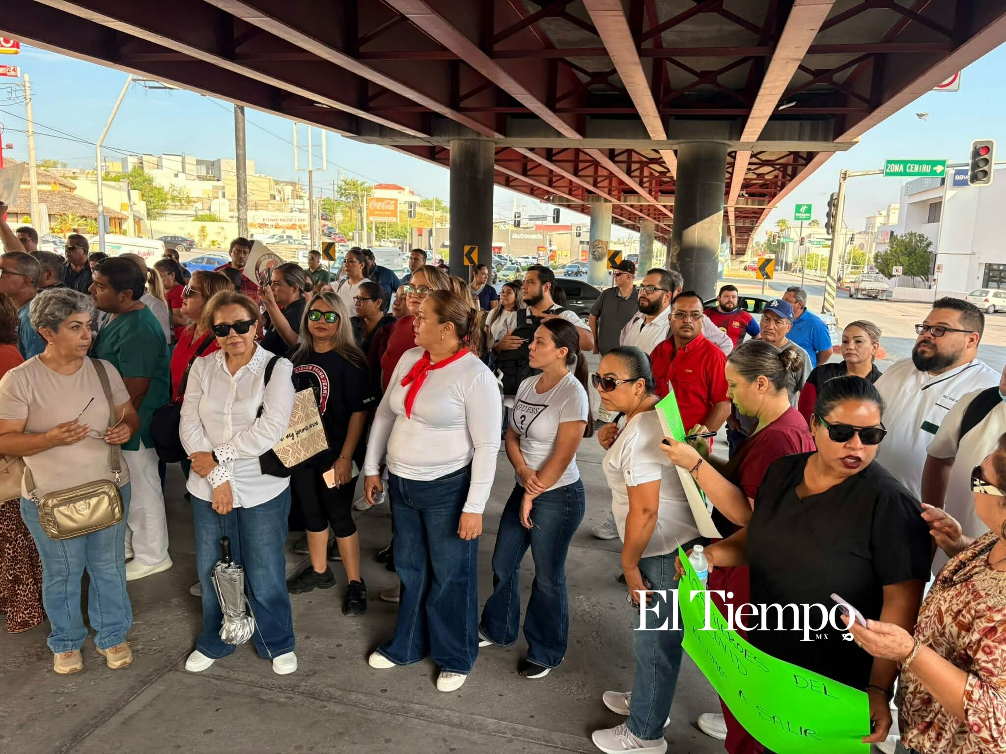 Manifestacion de trabajadores del IMSS de la clínica 7 en Monclova