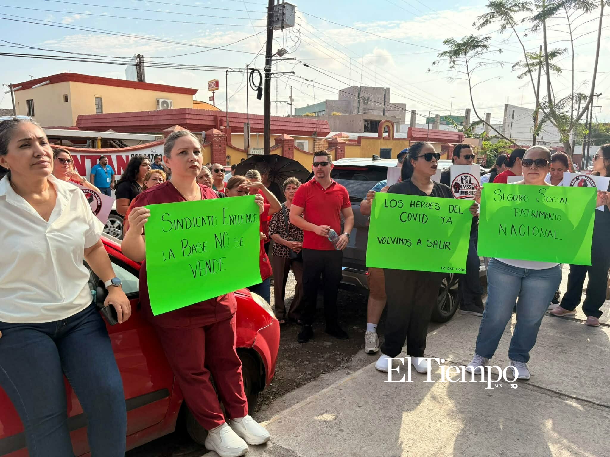 Manifestacion de trabajadores del IMSS de la clínica 7 en Monclova