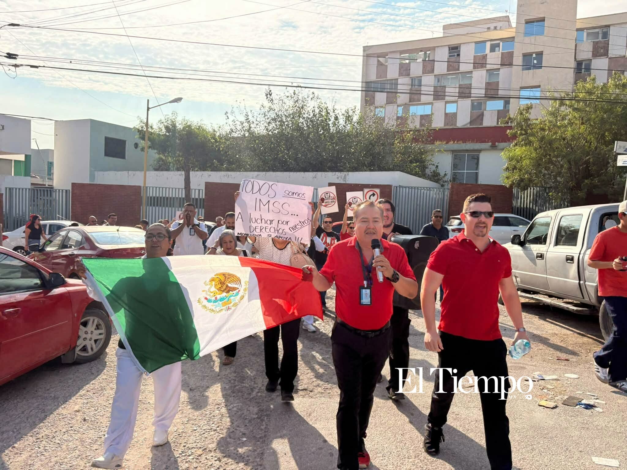 Manifestacion de trabajadores del IMSS de la clínica 7 en Monclova
