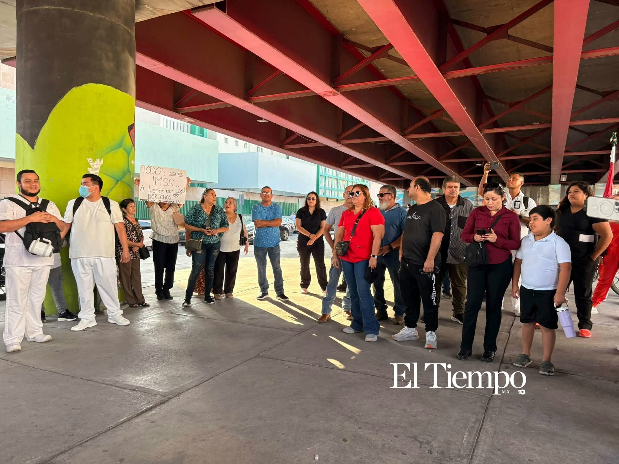 Manifestacion de trabajadores del IMSS de la clínica 7 en Monclova