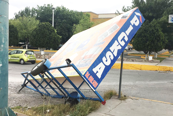 Viento derriba techo de cancha en el Tec