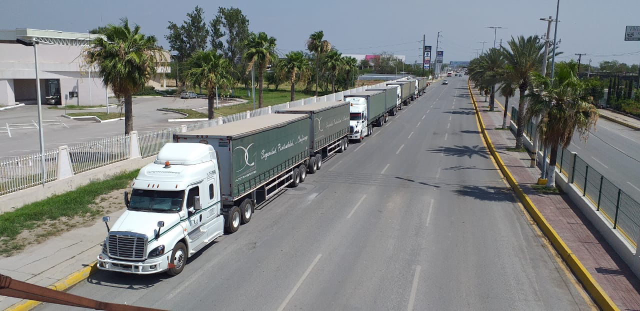 Llega cerveza en 7 camiones e inicia filas en depósitos