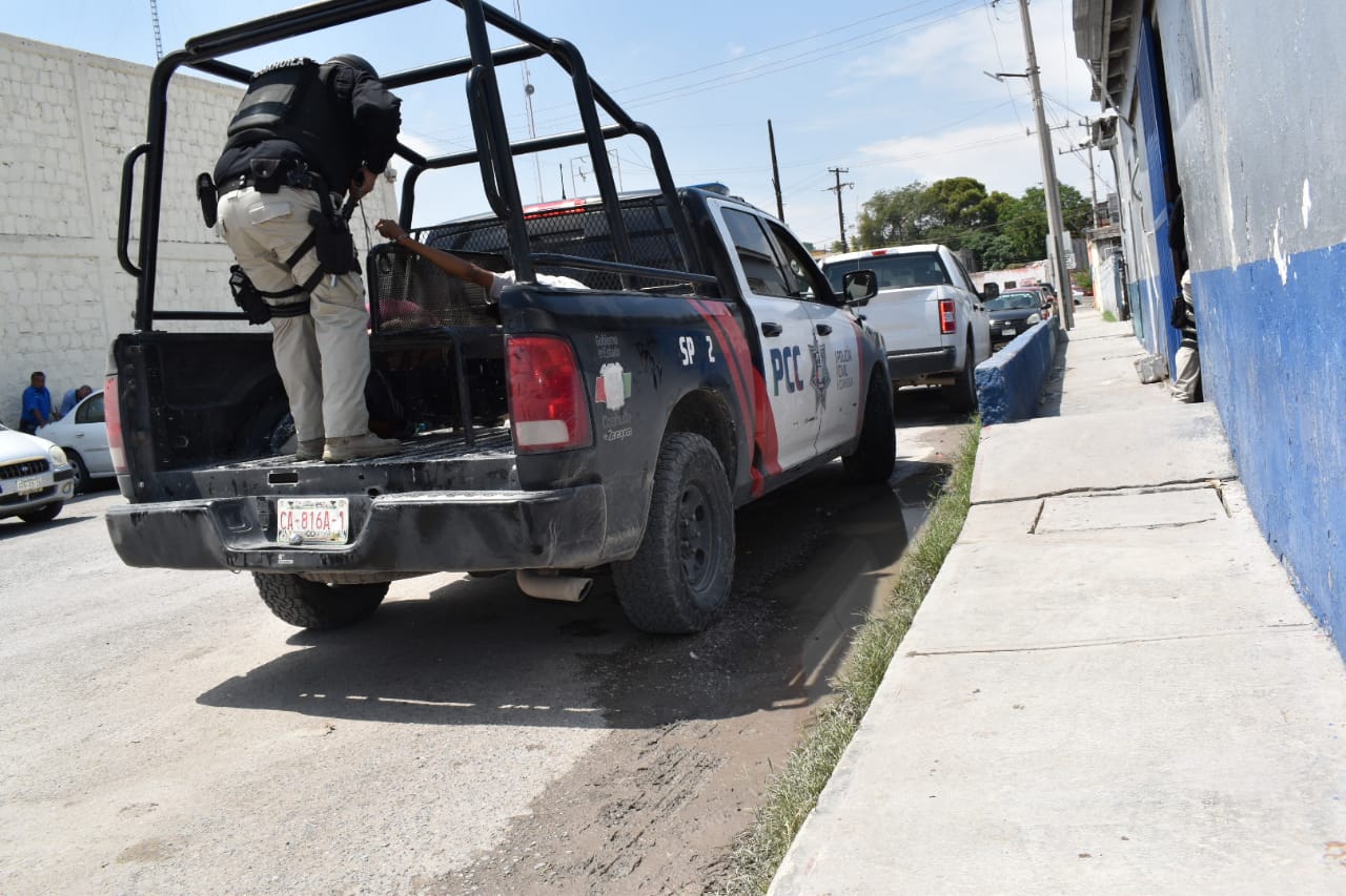 Dos compadres terminaron tras las rejas por tomar alcohol en la vía pública 