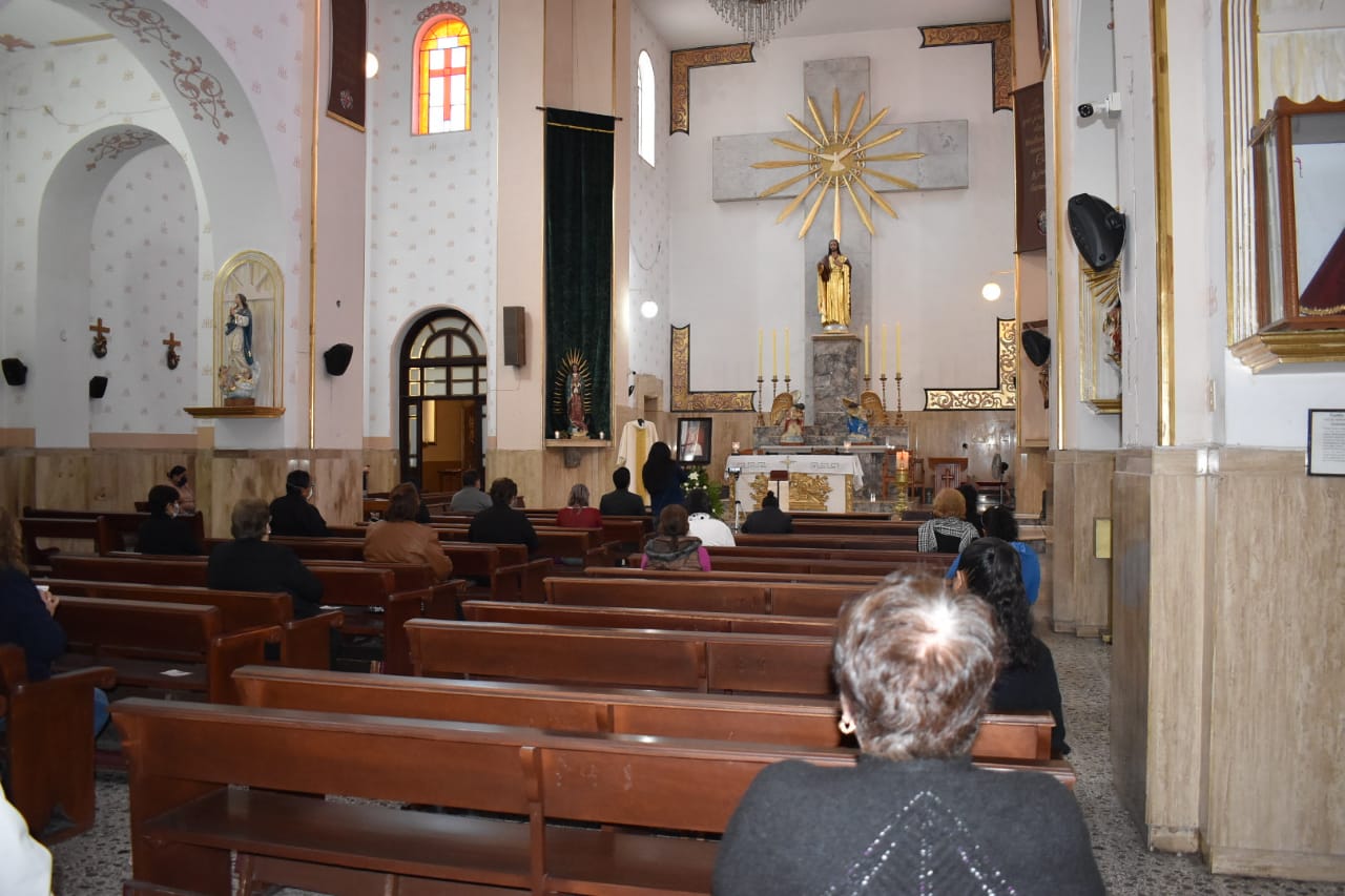 Dan el último adiós al Padre 'Pepe' en la iglesia Sagrado Corazón : A sus 35 años de edad, el sacerdote fue una víctima más del COVID-19