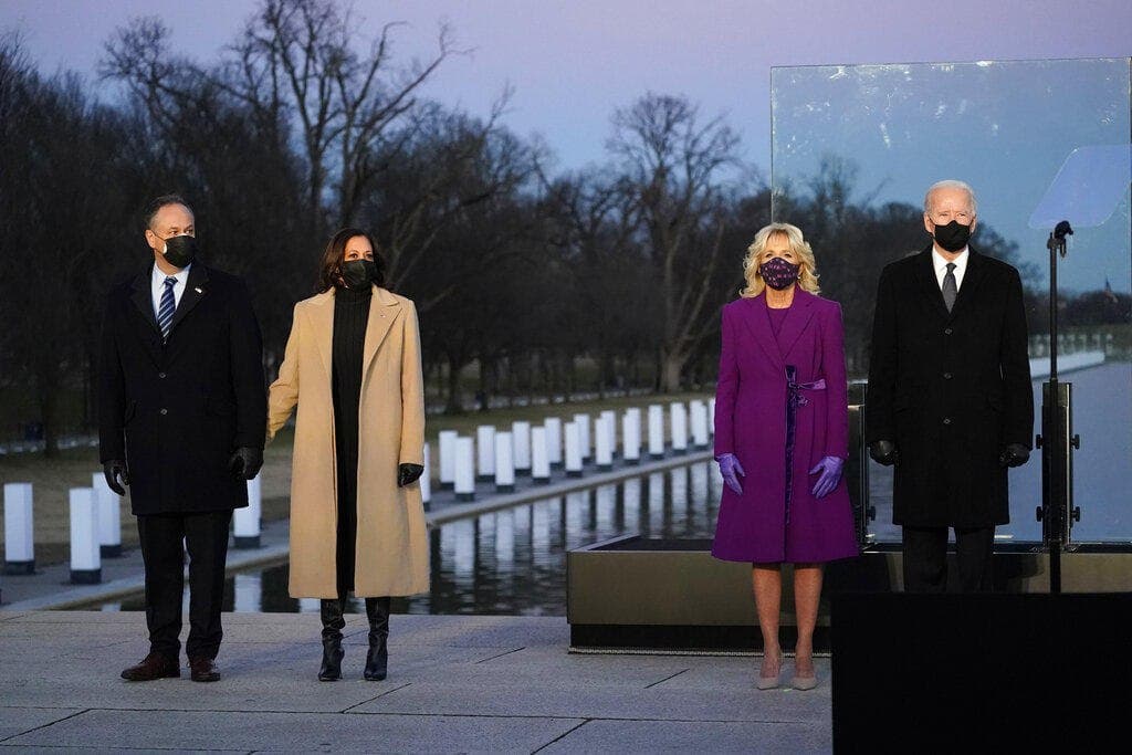 Joe Biden y Kamala Harris homenajean a los 400,000 muertos por COVID-19 en EU: Encabezan ceremonia en el monumento a Lincoln