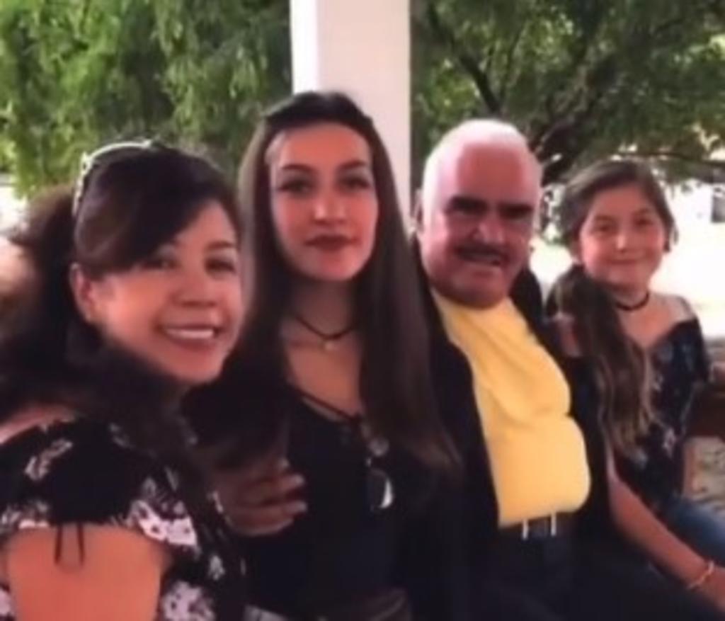 'No debió tocarme sin permiso', dice joven sobre foto con Vicente Fernández: Rompe el silencio tras volverse viral un video grabado hace cuatro años con el cantante mexicano