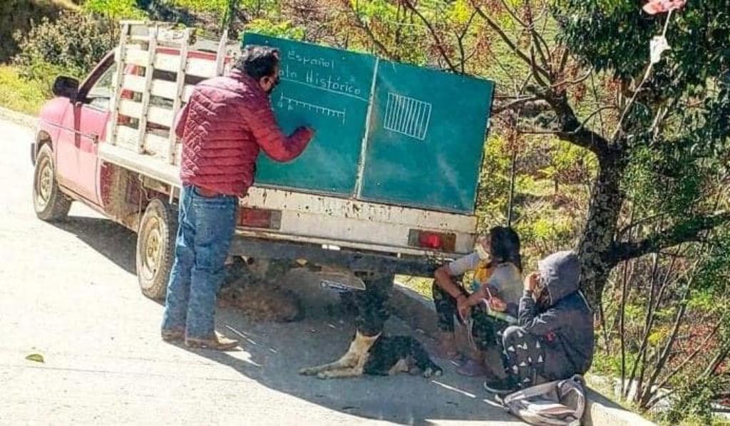 ¡Ejemplo de vida!; Profesor de Querétaro convierte su camioneta en salón de clases: Apoya a los alumnos que no cuentan con recursos para seguir estudiando