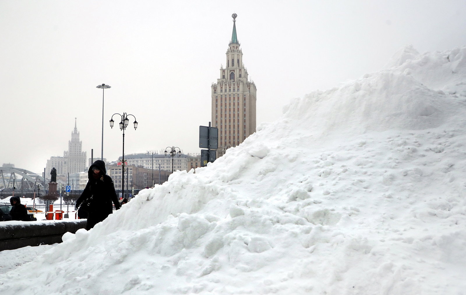 'Nevada apocalíptica' sepulta Moscú bajo 56 centímetros de nieve: La última vez que había caído tanta nieve en la capital fue en marzo de 2013