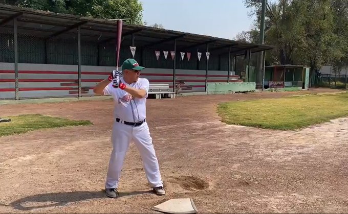 Presume AMLO 'escapada' para jugar beisbol: Esta es la primera aparición del mandatario practicando el Rey de los Deportes