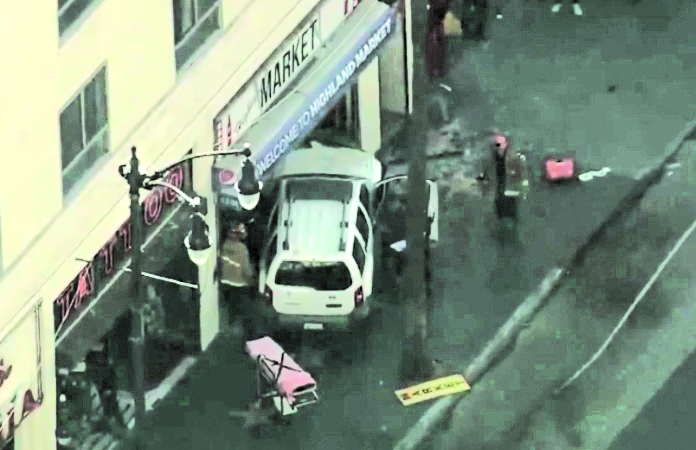 Camioneta choca contra multitud en un mercado de Hollywood