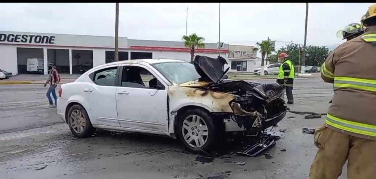 Se incendia vehículo en el Pape en Monclova