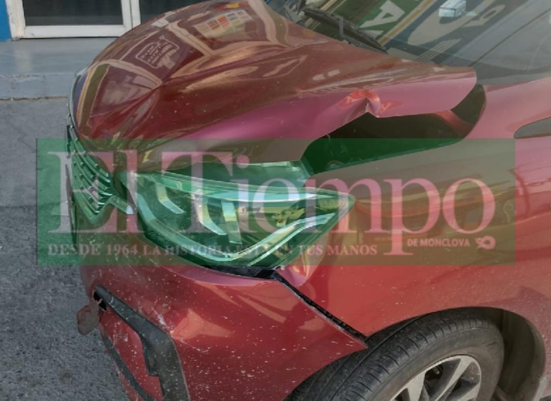 En Monclova dos mujeres al volante protagonizan fuerte choque