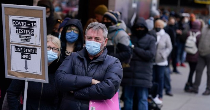 Francia marca un nuevo récord de contagios diarios con 332,252