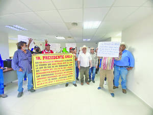 Pensionados protestan en contra del regidor de Derechos Humanos 